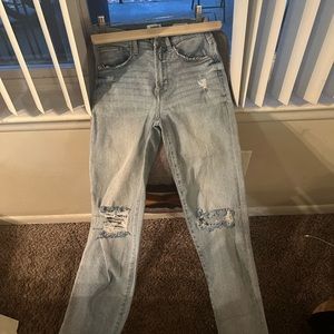 Kensie light wash distressed medium weight denim jeans. Perfect for a teenager